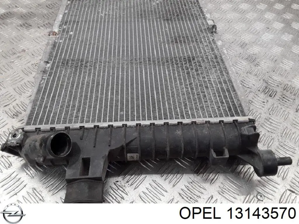 Compre 13143570 Opel Radiador de esfriamento de motor