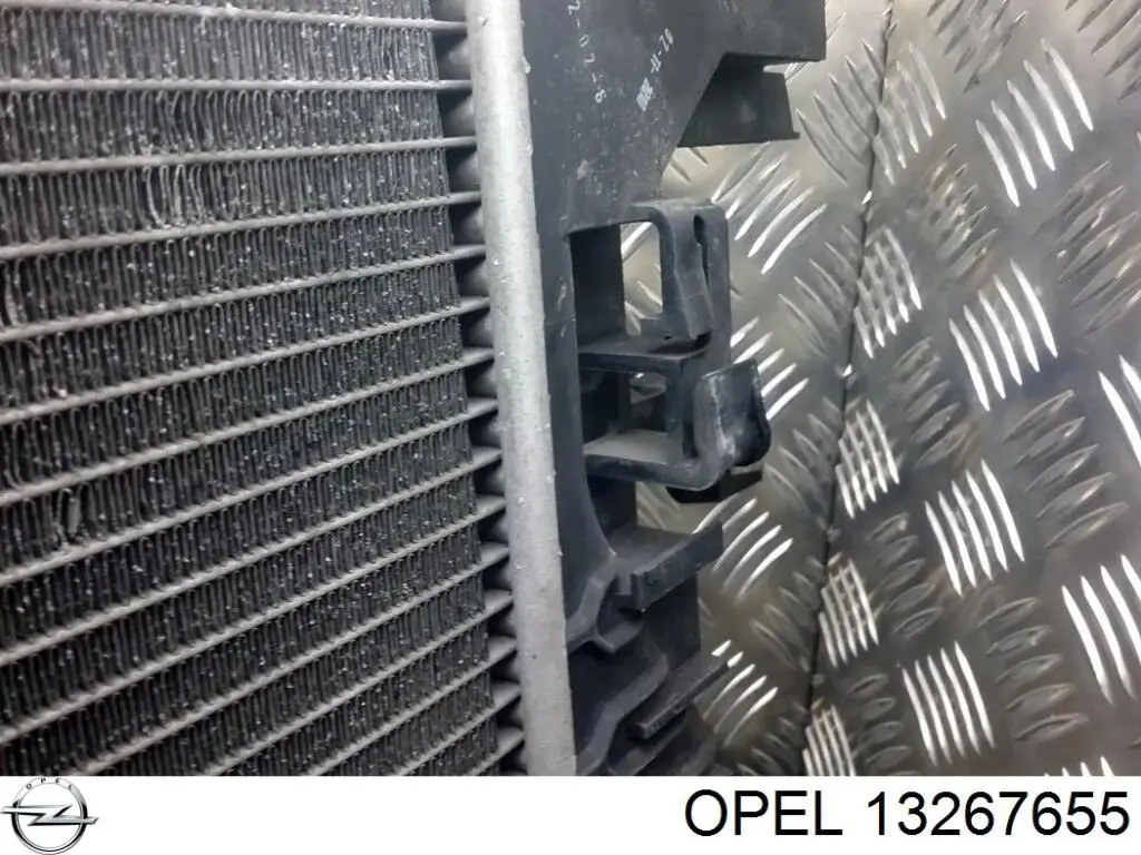 Radiador de esfriamento de motor Opel 13267655 preço, a partir de 87,96 USD