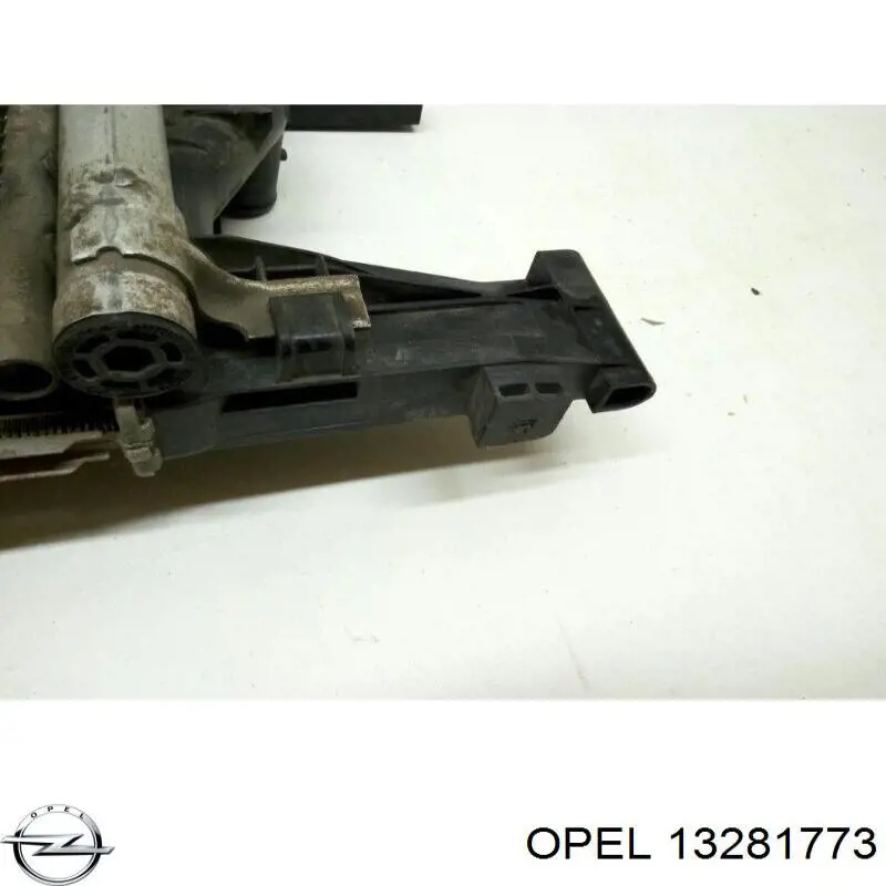 Compre 13281773 Opel Radiador de esfriamento de motor