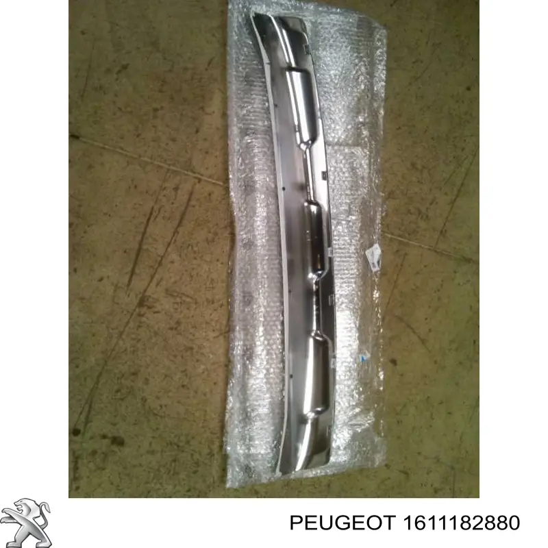 Placa sobreposta central do pára-choque dianteiro 1611182880 Peugeot/Citroen