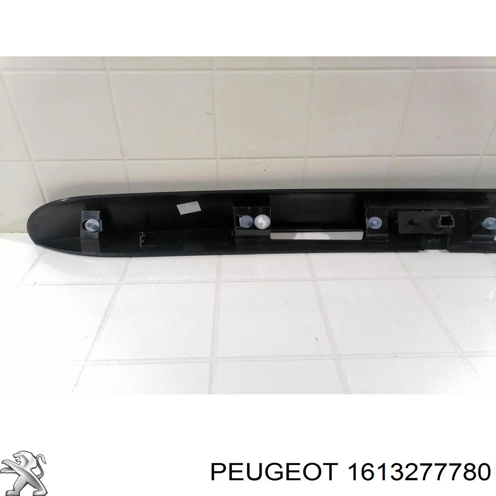 1613277780 Peugeot/Citroen Placa sobreposta de porta-malas (de 3ª/5ª porta traseira)
