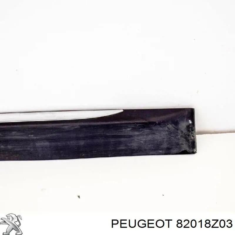 Placa sobreposta (moldura) externa esquerda de acesso 82018Z03 Peugeot/Citroen