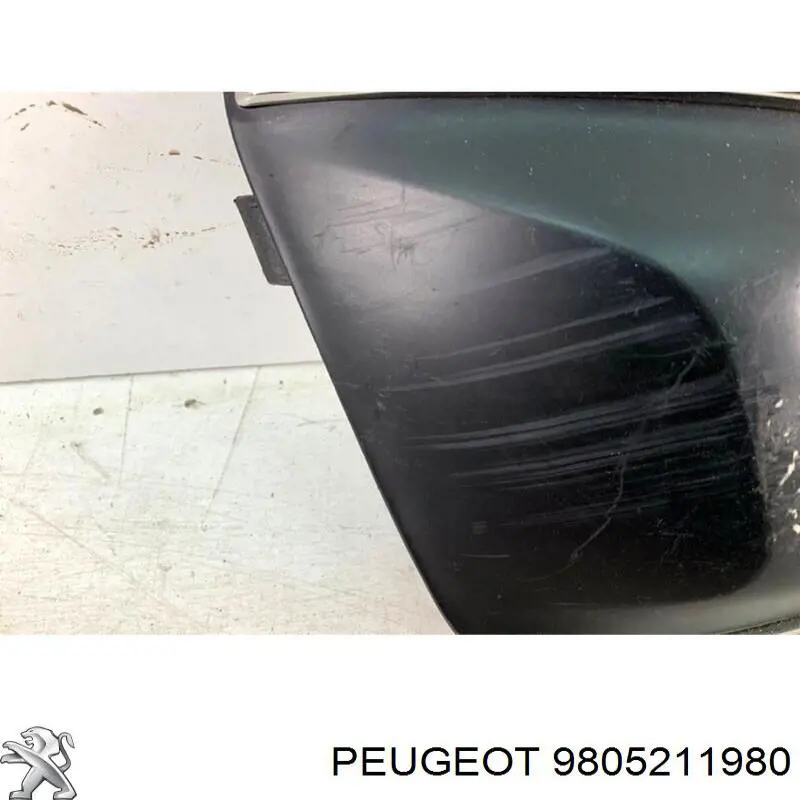 Tampão (grelha) das luzes de nevoeiro do pára-choque dianteiro direito 9805211980 Peugeot/Citroen