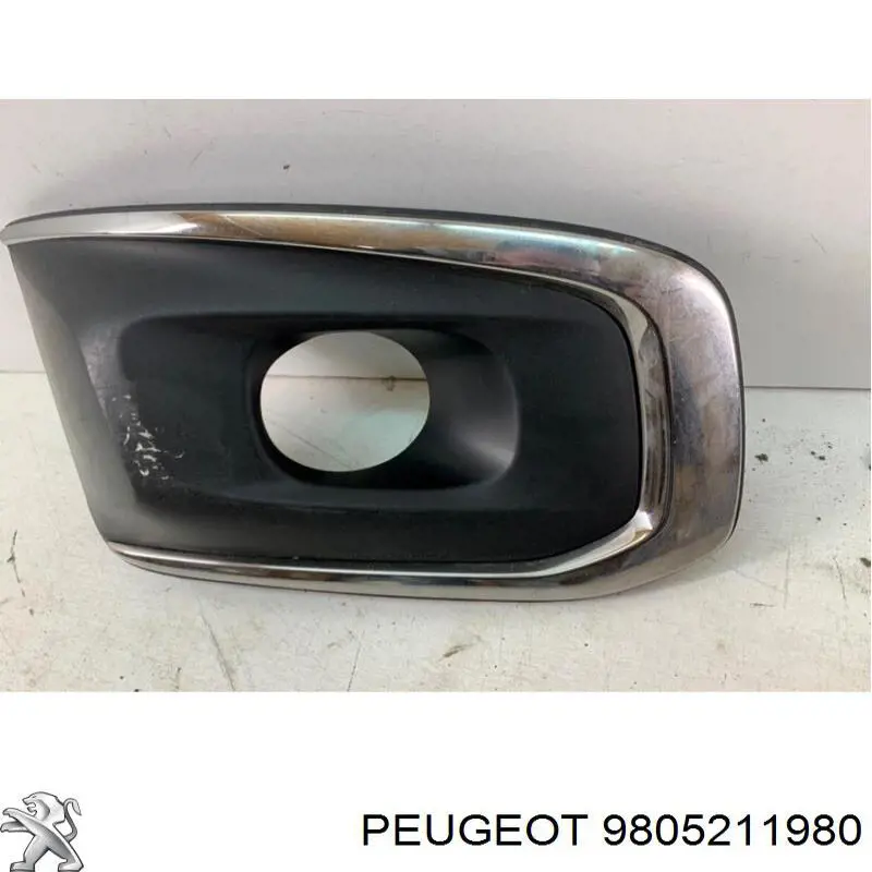9805211980 Peugeot/Citroen Tampão (grelha) das luzes de nevoeiro do pára-choque dianteiro direito