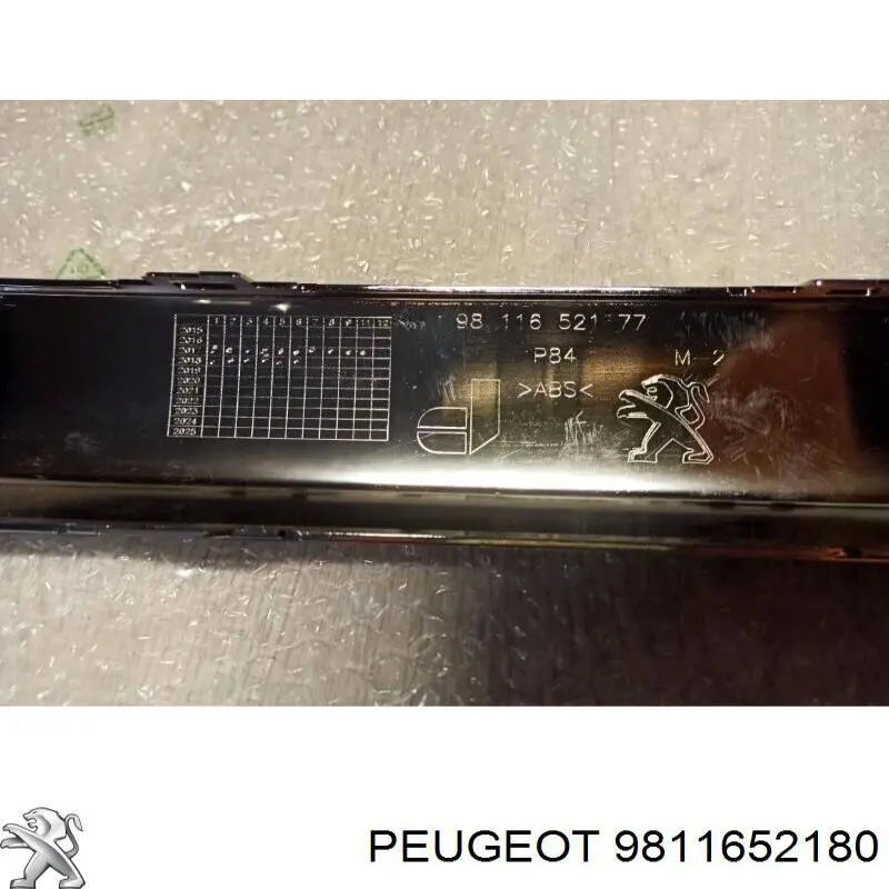 Moldura central do pára-choque traseiro 9811652180 Peugeot/Citroen