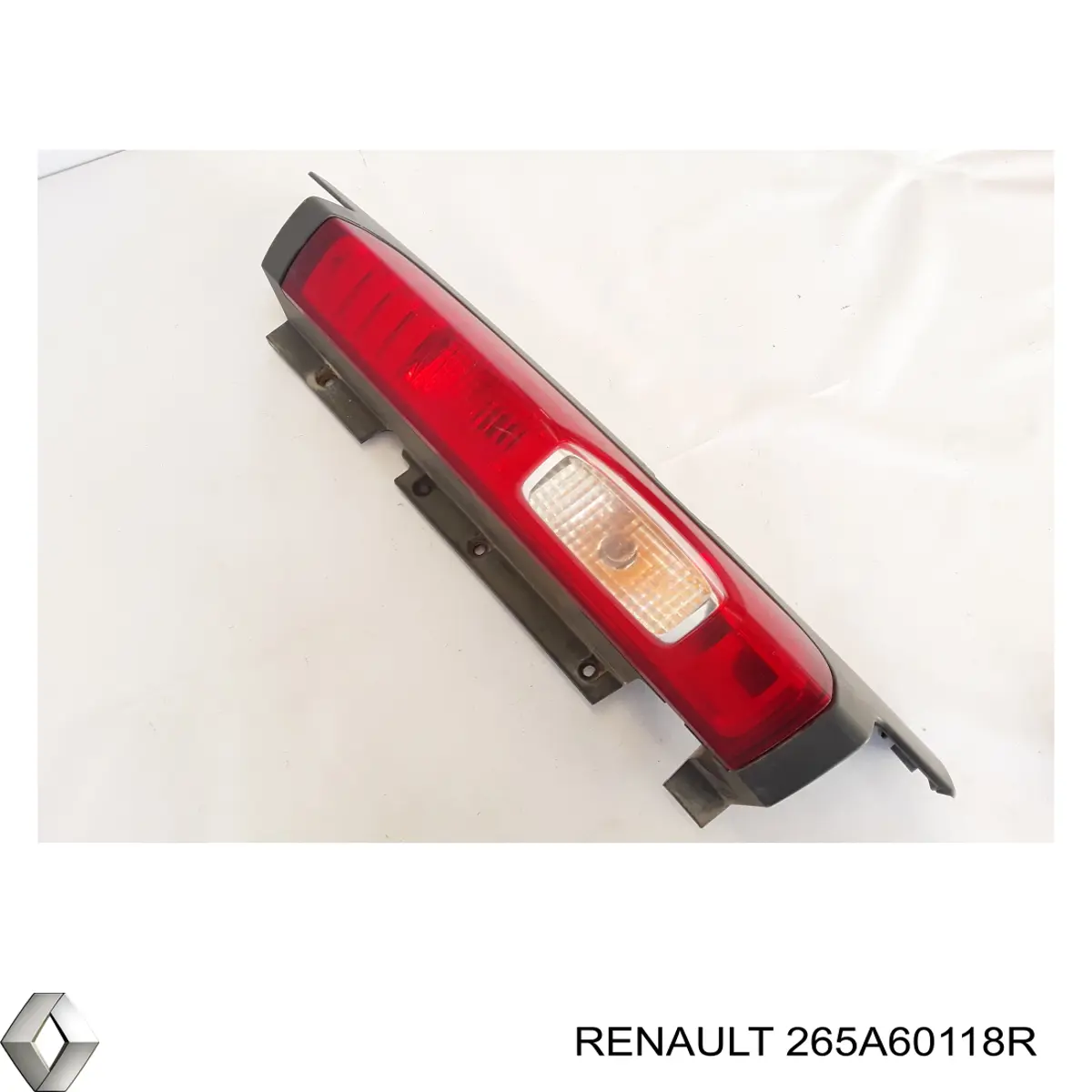 265A60118R Renault (RVI) Placa sobreposta debaixo de lanterna traseira esquerda
