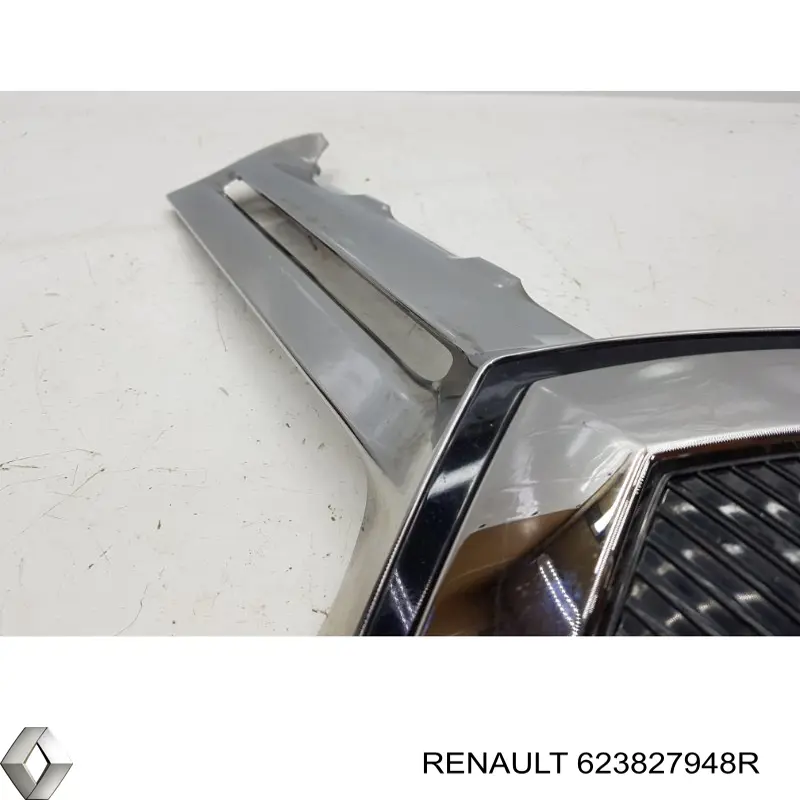 623827948R Renault (RVI) Placa sobreposta (carcaça) de grelha do radiador