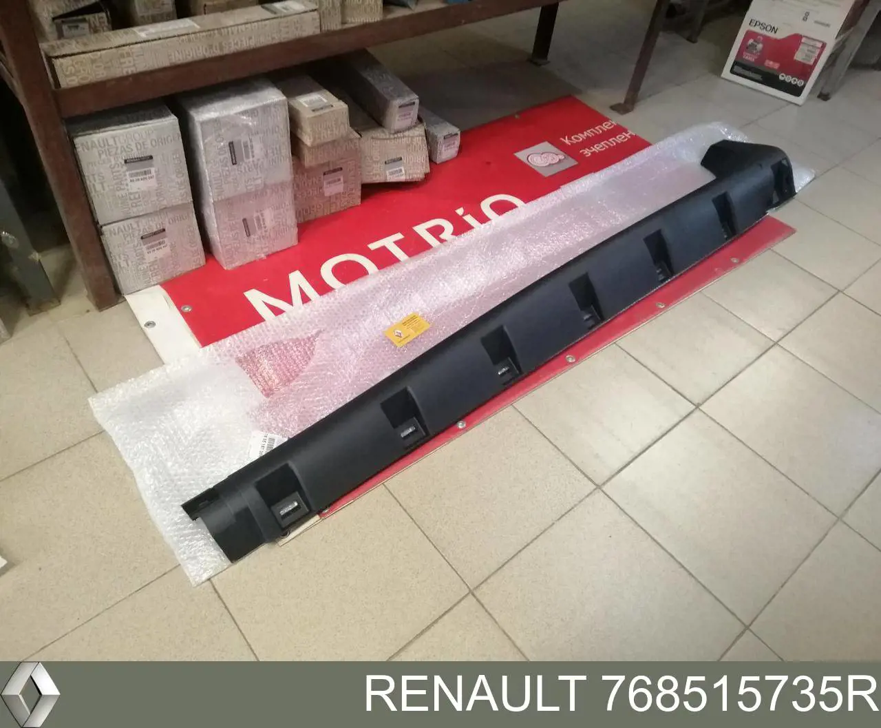 768515735R Renault (RVI) Placa sobreposta (moldura) externa esquerda de acesso