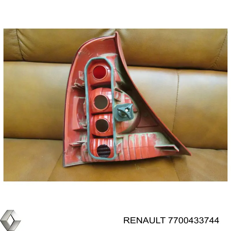 7700433744 Renault (RVI) Lanterna traseira direita