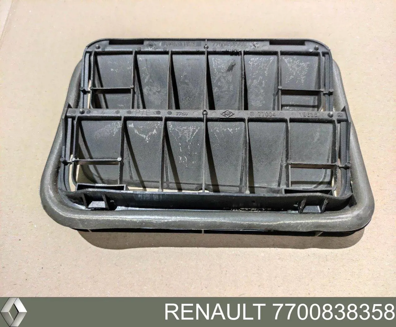 Compre 7700838358 Renault (RVI) Grelha traseira de ventilação