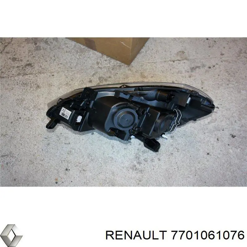 Compre 7701061076 Renault (RVI) Luz direita