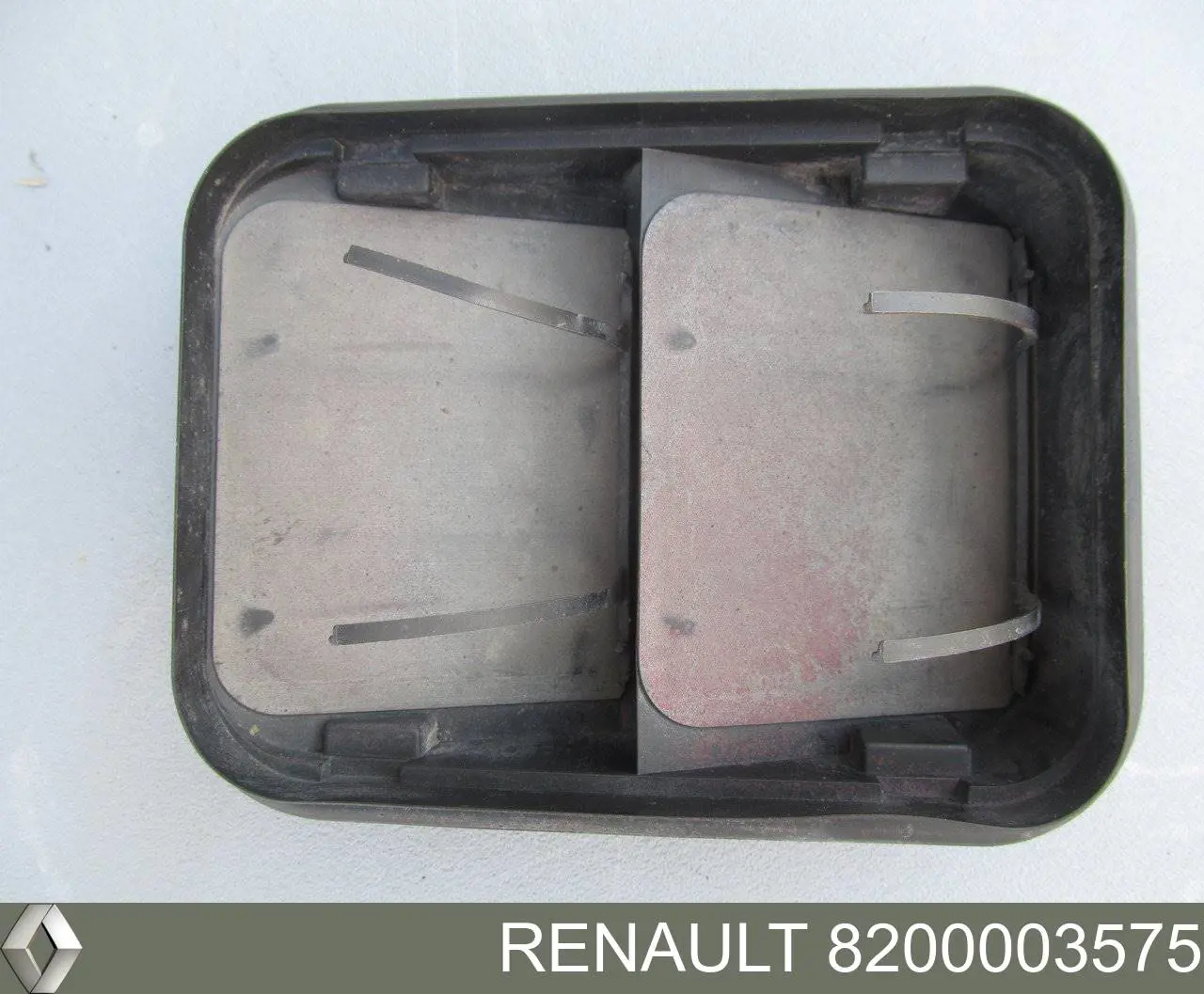 8200003575 Renault (RVI) Tampão (grelha) das luzes de nevoeiro do pára-choque dianteiro direito