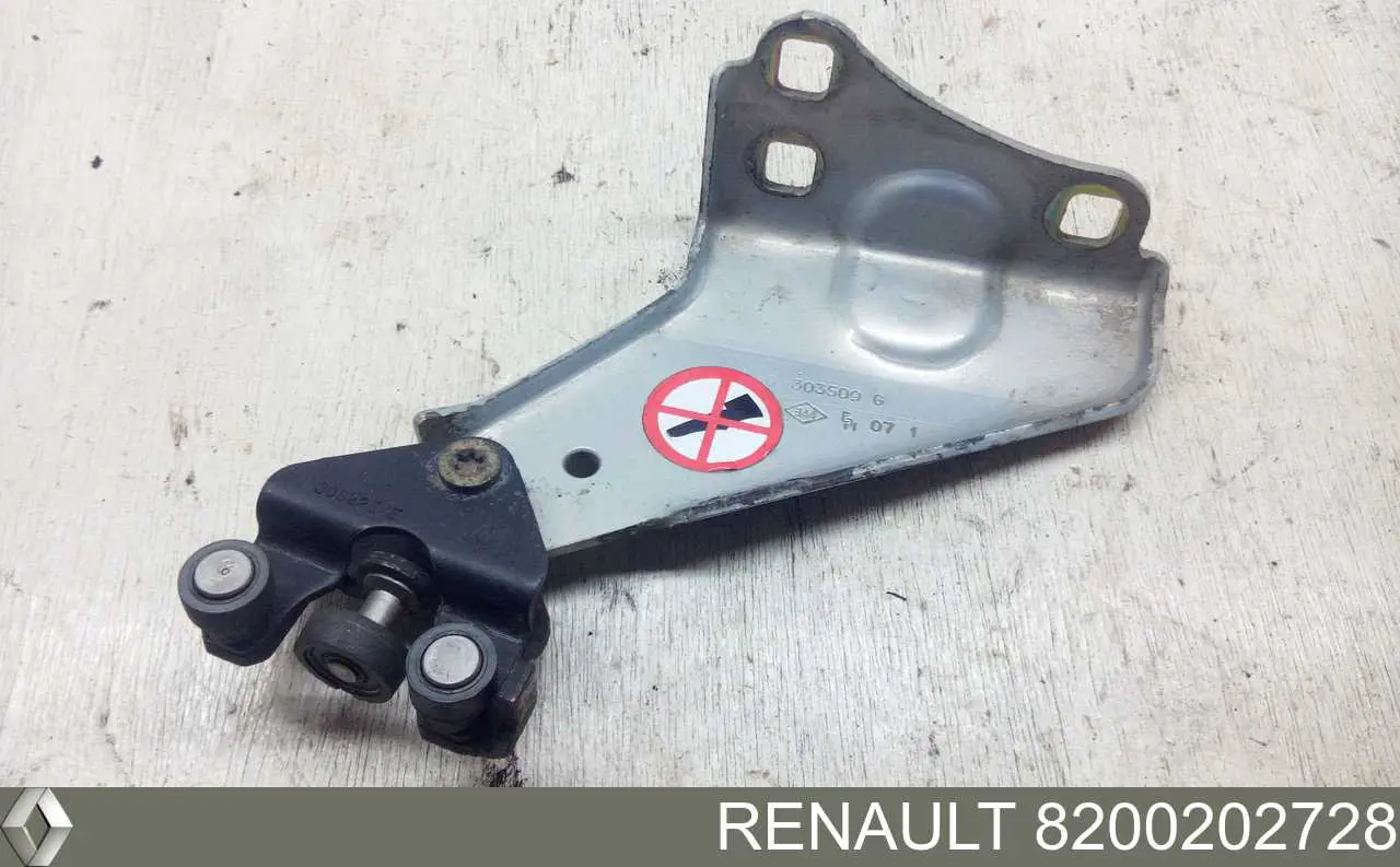 Compre 8200202728 Renault (RVI) Rolo direito inferior da porta lateral (deslizante)