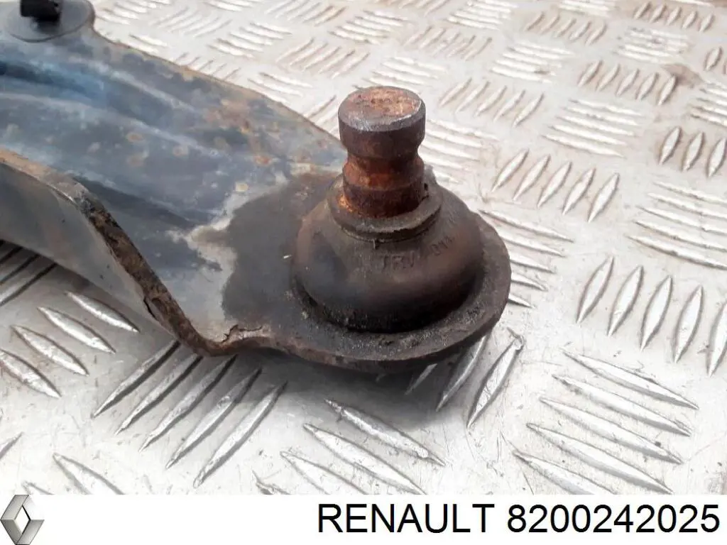 8200242025 Renault (RVI) Bloco silencioso dianteiro do braço oscilante inferior