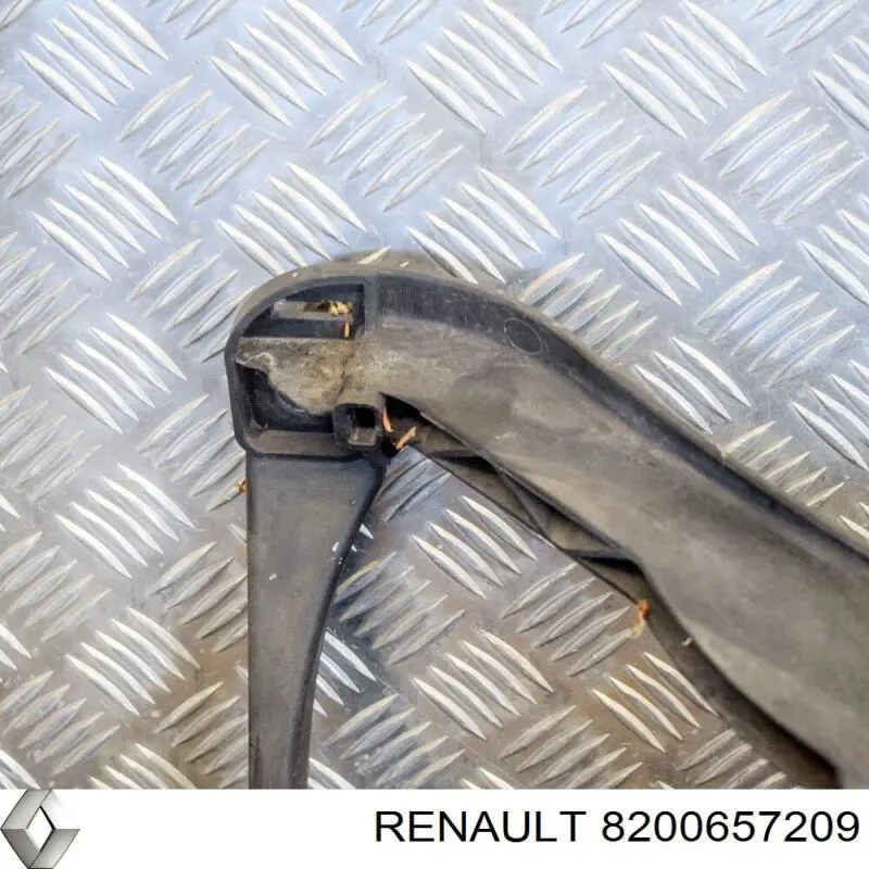 Compre 8200657209 Renault (RVI) Suporte do radiador montado (painel de montagem de fixação das luzes)