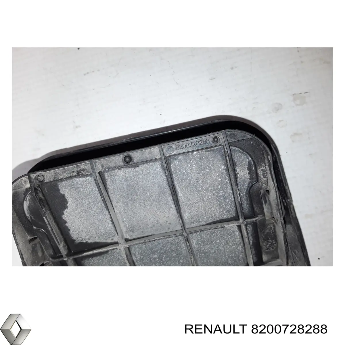 8200728288 Renault (RVI) Tampão (grelha) das luzes de nevoeiro do pára-choque dianteiro direito