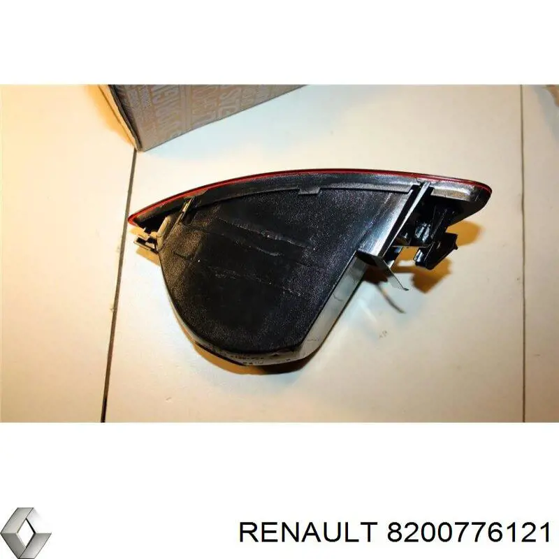 Compre 8200776121 Renault (RVI) Lanterna de nevoeiro traseira direita