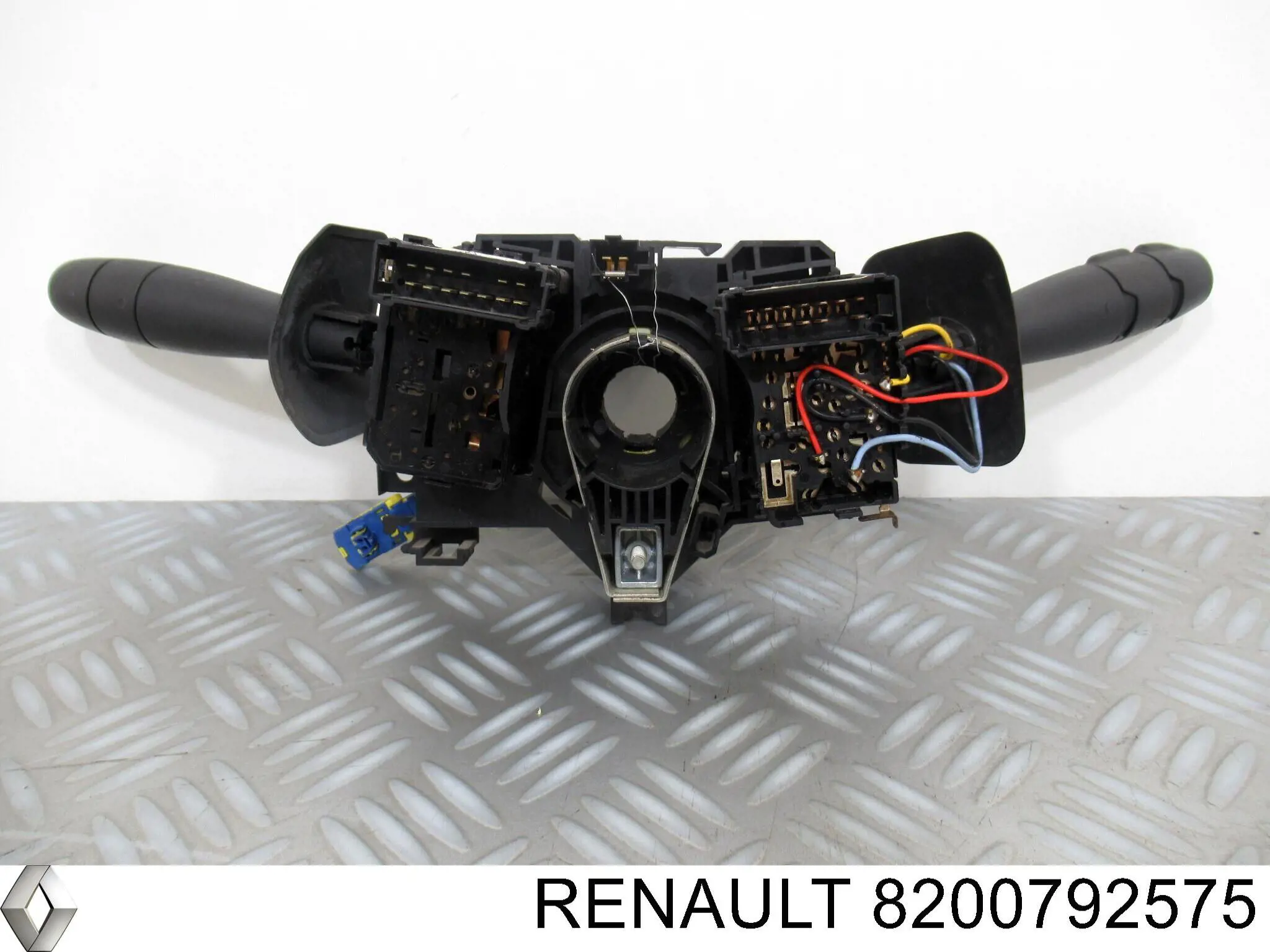 Compre 7701068271 Renault (RVI) Comutador direito instalado na coluna da direção