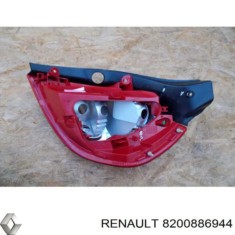 Compre 8200886944 Renault (RVI) Lanterna traseira esquerda