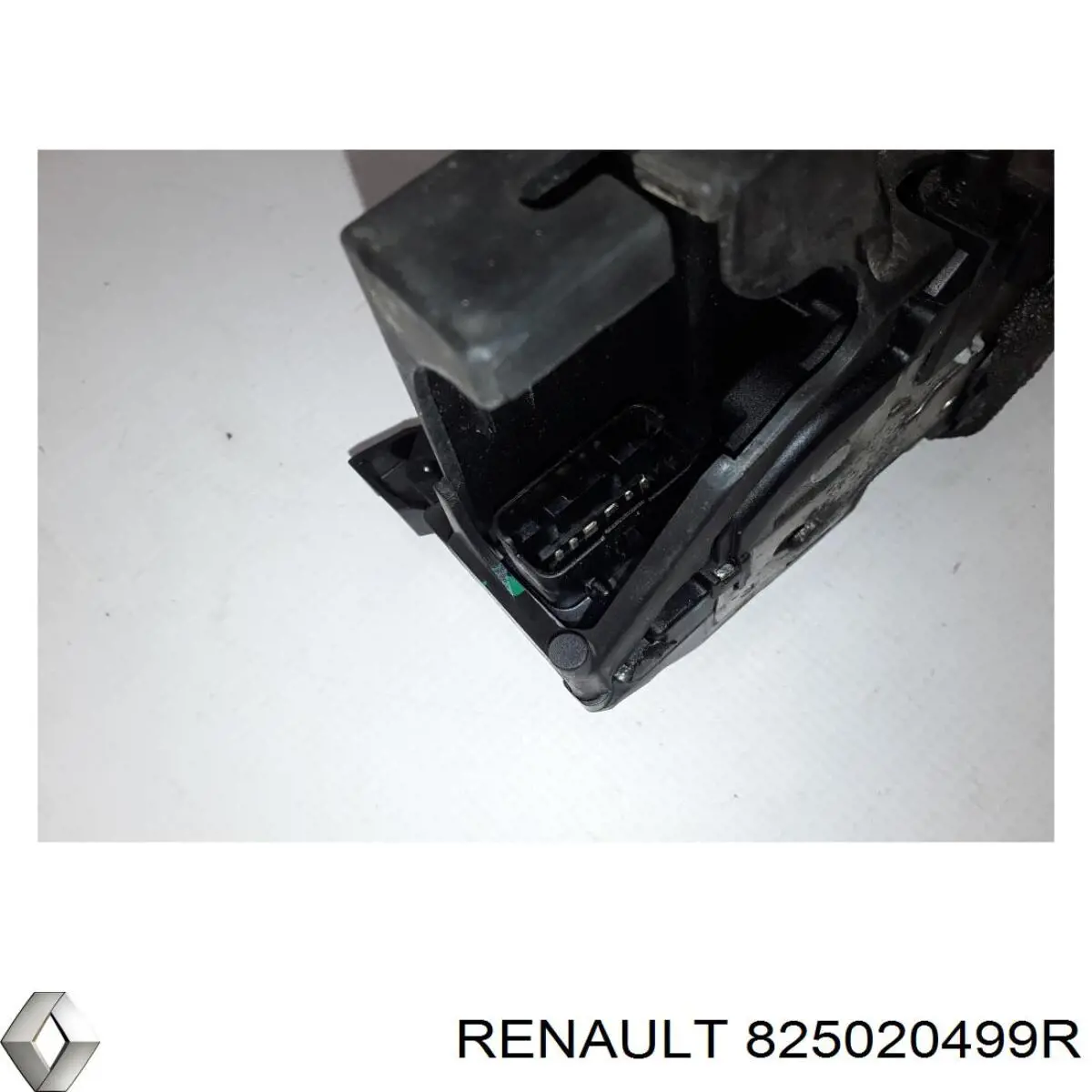 Compre 825020499R Renault (RVI) Fecho da porta traseira direita