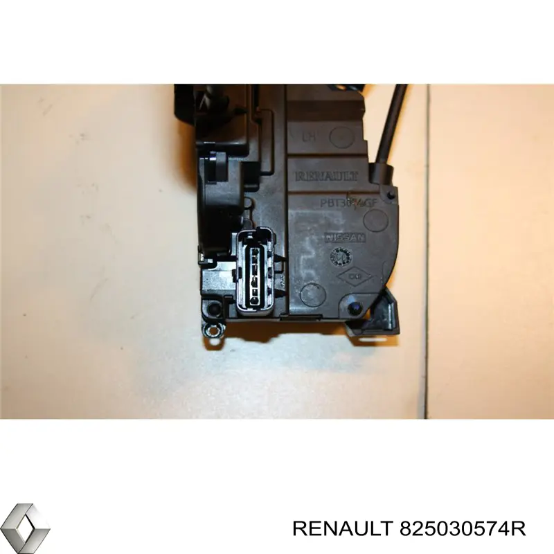 Compre 825030574R Renault (RVI) Fecho da porta traseira esquerda