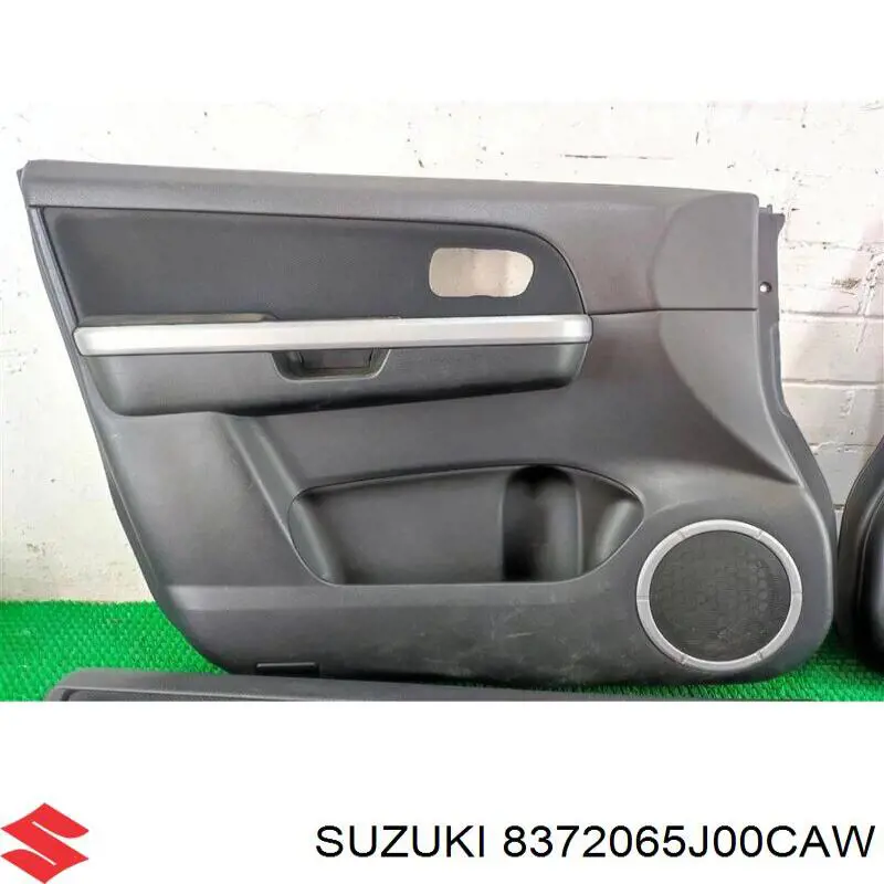 Compre 8372065J00CAW Suzuki Revestimento (cobrimento) interno da porta dianteira esquerda