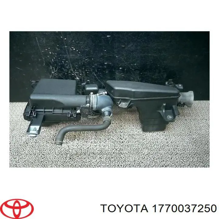1770037252 Toyota Caixa de filtro de ar
