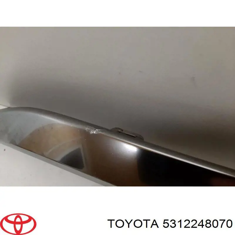 Moldura de grelha do radiador inferior 5312248070 Toyota
