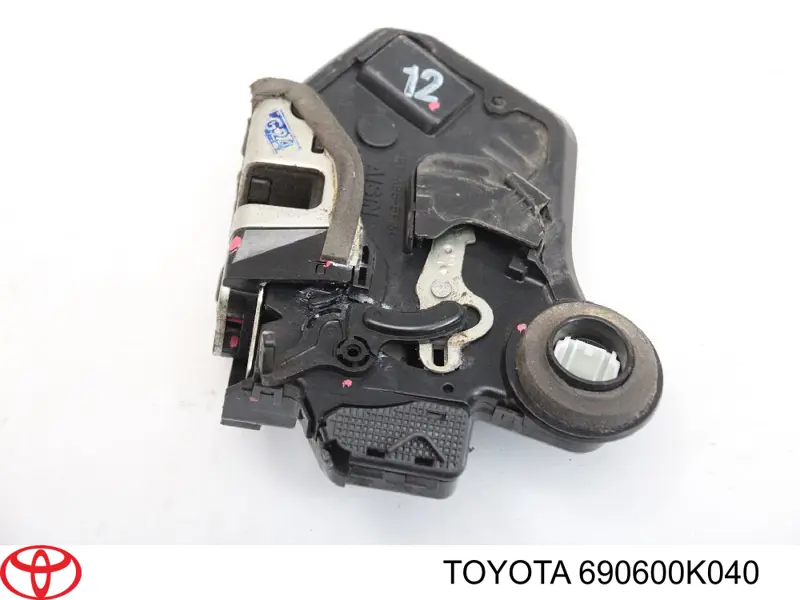690600K040 Toyota Fecho da porta traseira esquerda