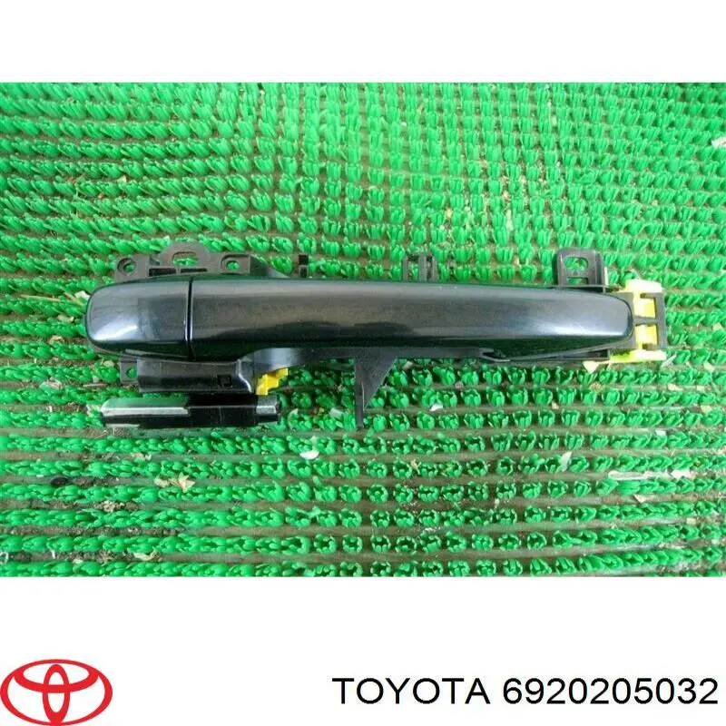 6920205032 Toyota Suporte de maçaneta externa da porta dianteira esquerda
