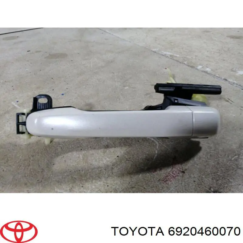 6920360070 Toyota Suporte de maçaneta externa da porta traseira esquerda