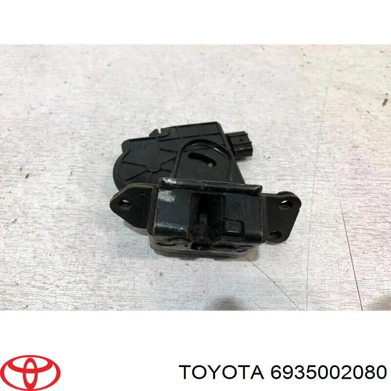 Compre 6935002080 Toyota Fecho de tampa de porta-malas (de 3ª/5ª porta traseira)
