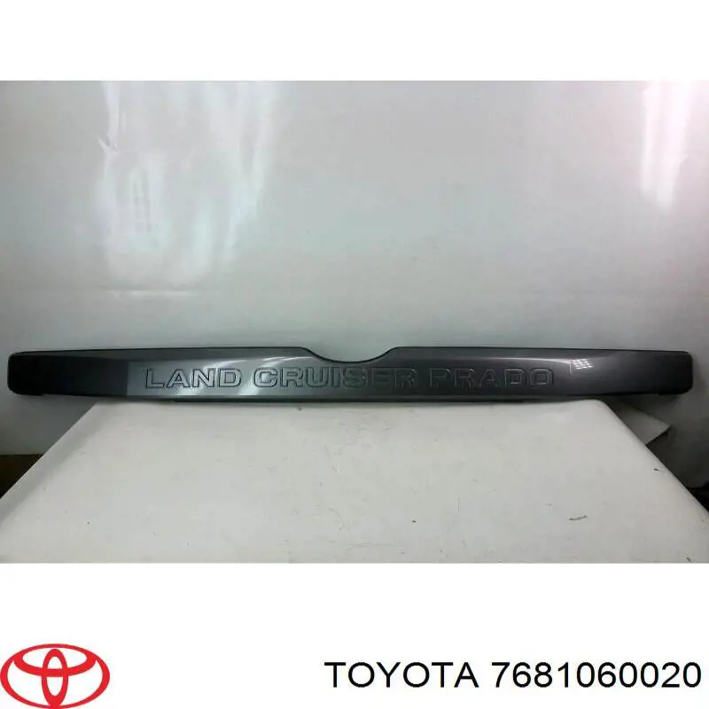 Placa sobreposta de tampa de porta-malas 7681060020 Toyota