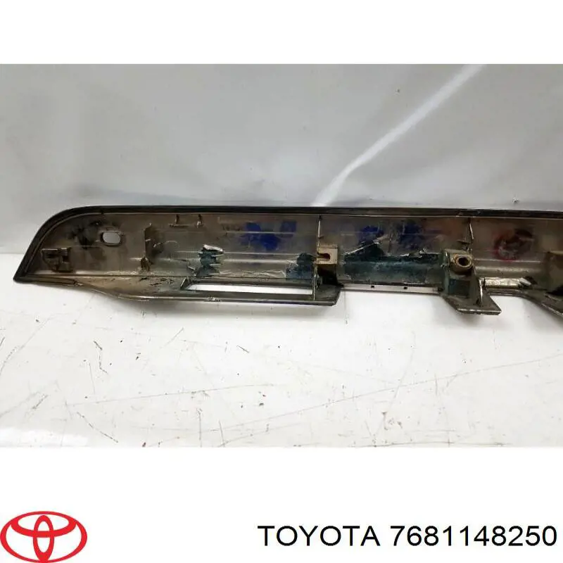 7681148250 Toyota Placa sobreposta de porta-malas (de 3ª/5ª porta traseira)