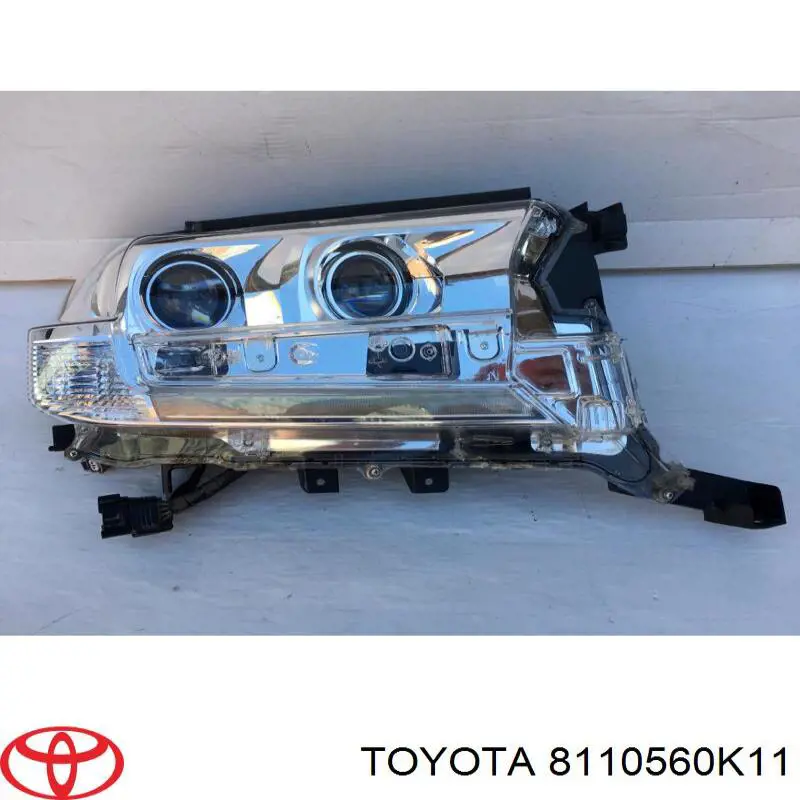 8110560K11 Toyota Luz direita