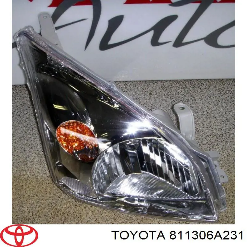 811306A231 Toyota Luz direita