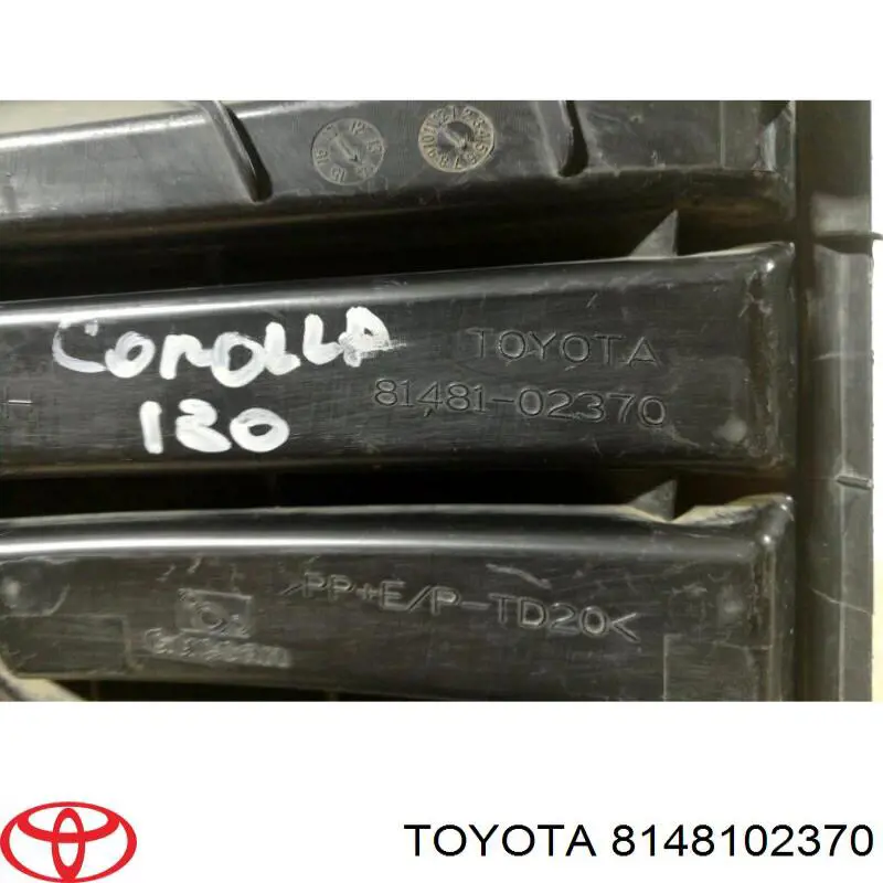 8148102370 Toyota Tampão (grelha) das luzes de nevoeiro do pára-choque dianteiro direito