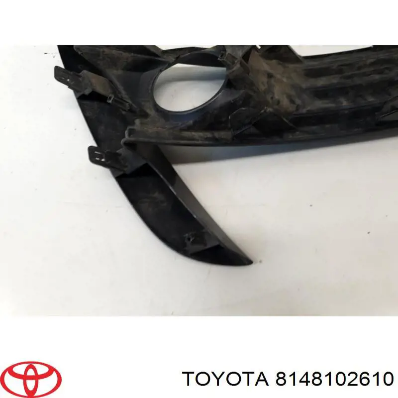 8148102610 Toyota Tampão (grelha) das luzes de nevoeiro do pára-choque dianteiro direito