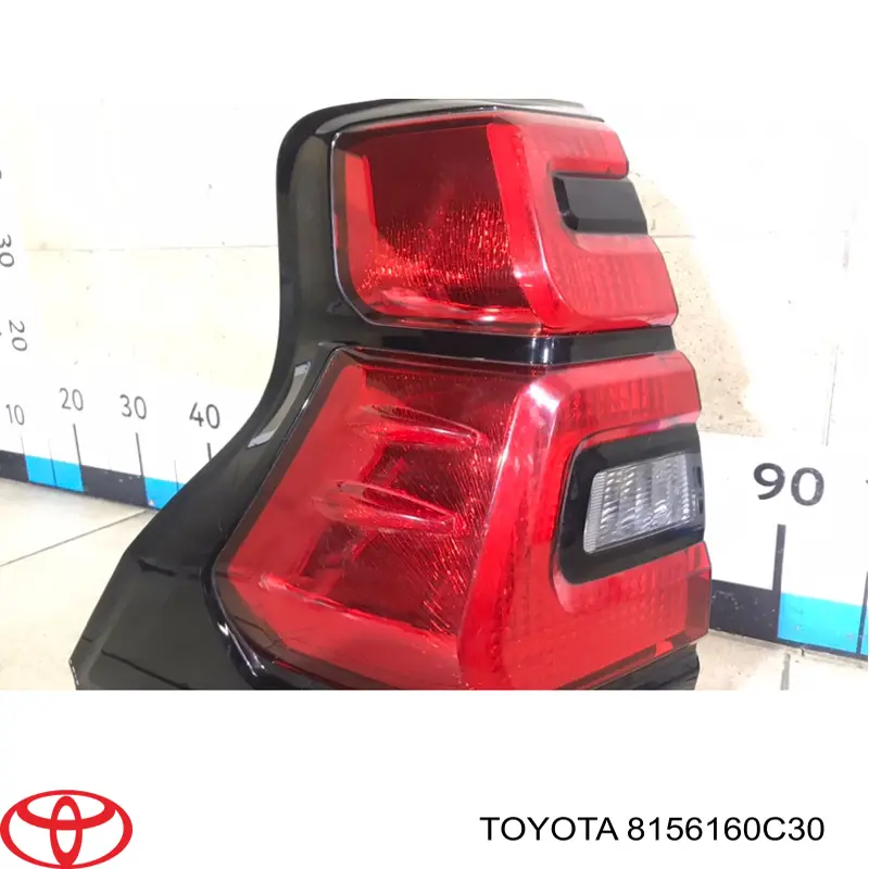 Compre 8155560C30 Toyota Lanterna traseira esquerda
