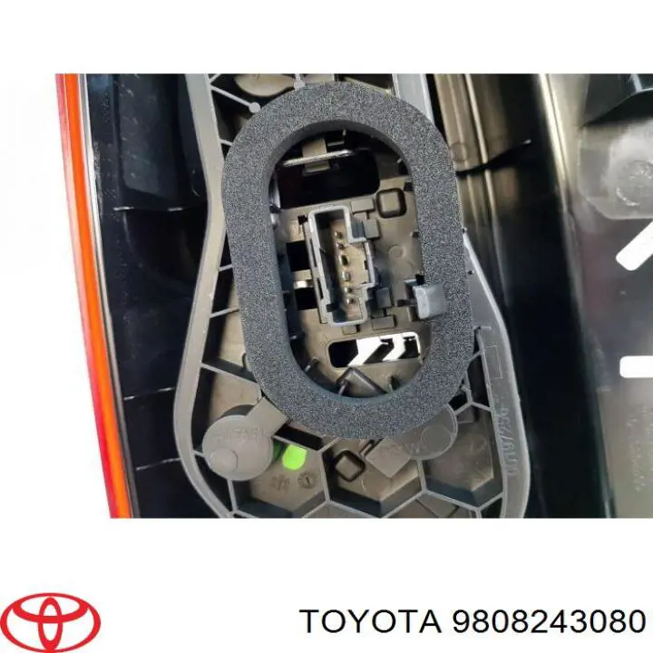 Lanterna traseira direita Toyota 9808243080