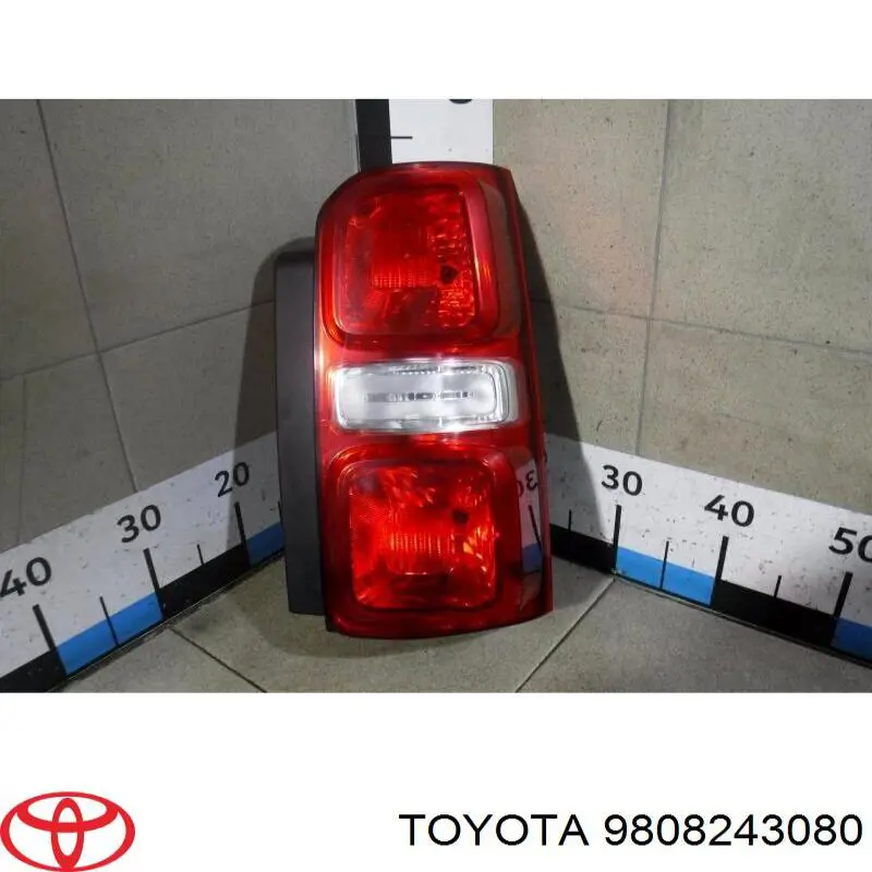 9808243080 Toyota Lanterna traseira direita