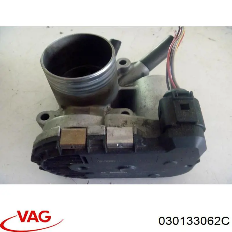 030133062C VAG Válvula de borboleta montada