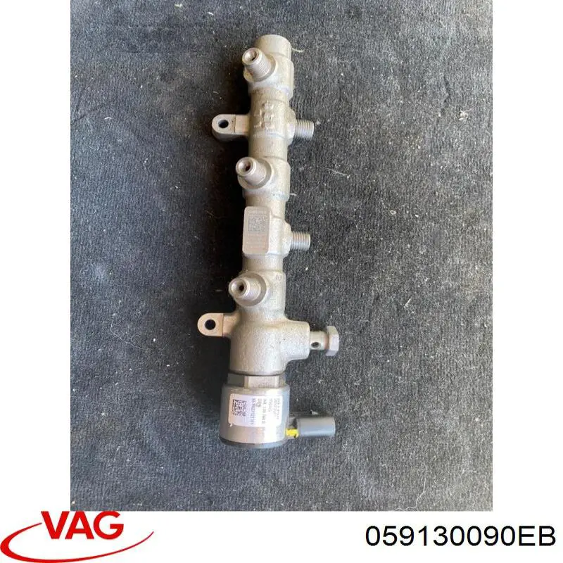 059130090EB VAG Distribuidor de combustível (rampa) direito