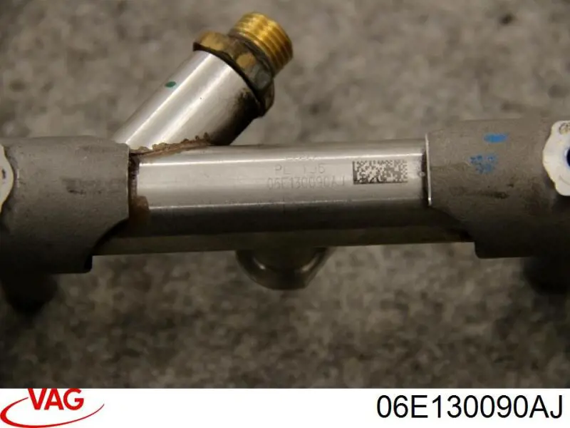 06E130090AJ VAG Distribuidor de combustível (rampa) direito