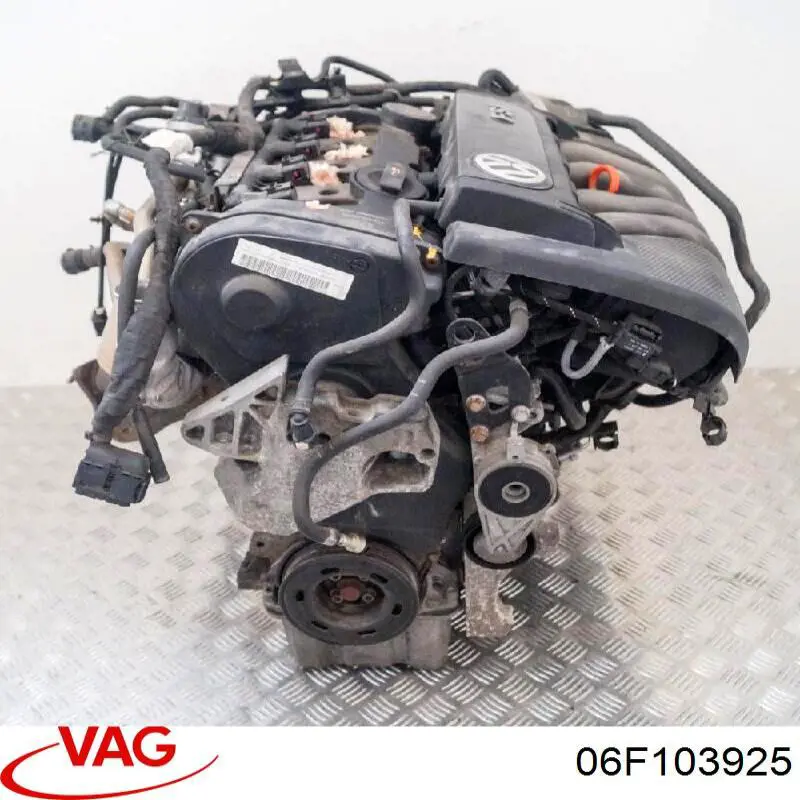06F103925 VAG Tampa de motor decorativa