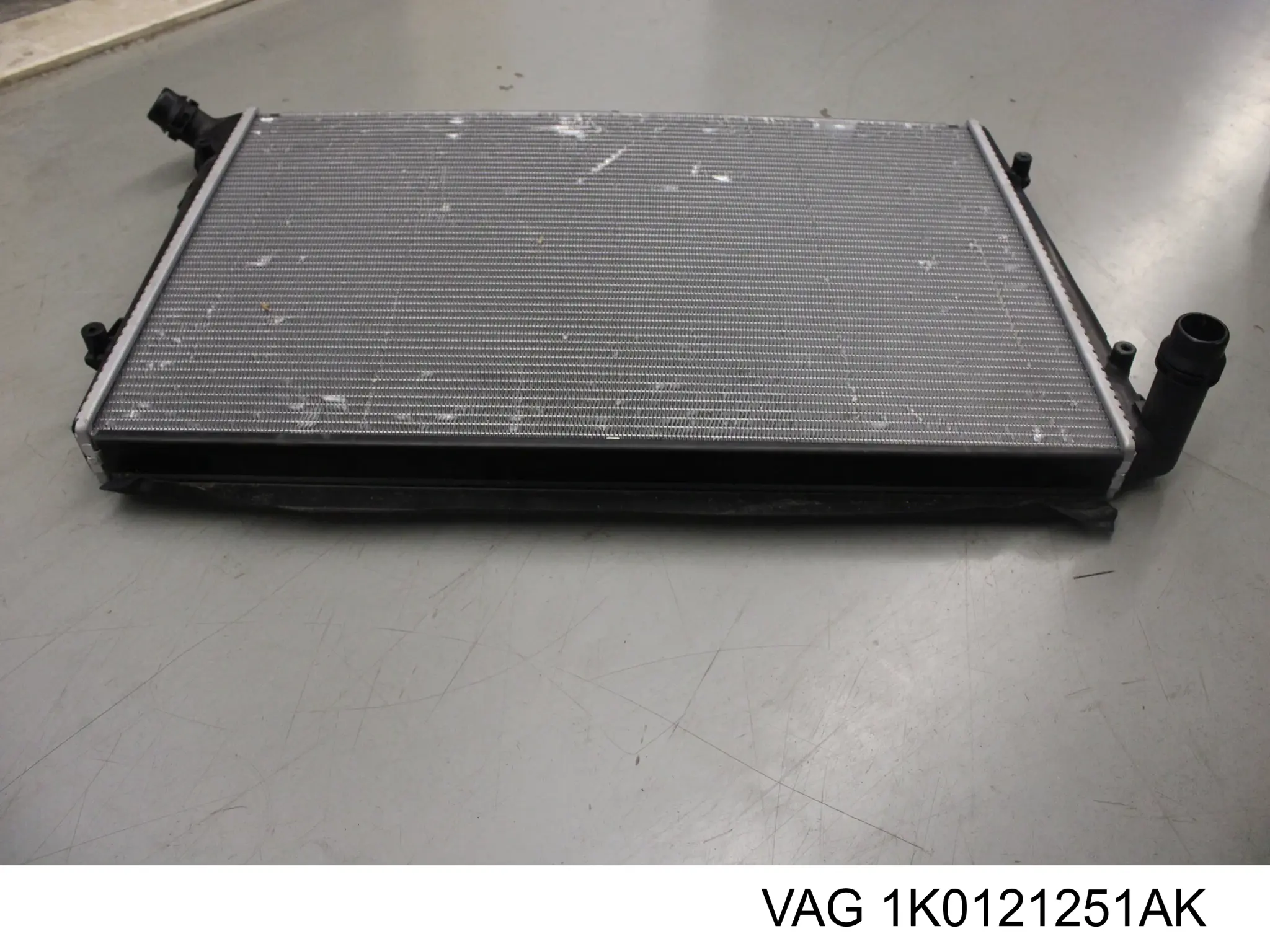 Compre 1K0121251AK VAG Radiador de esfriamento de motor