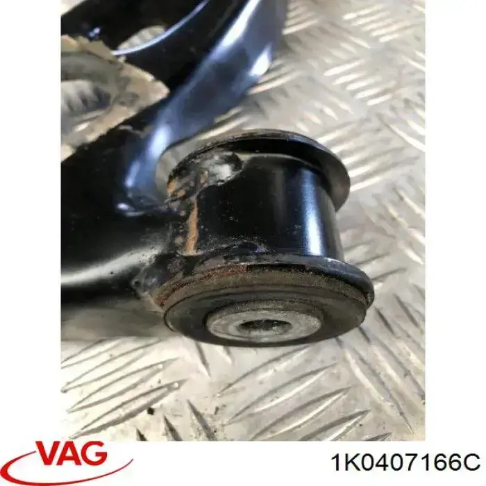 Braço oscilante inferior direito de suspensão dianteira 1K0407166C VAG