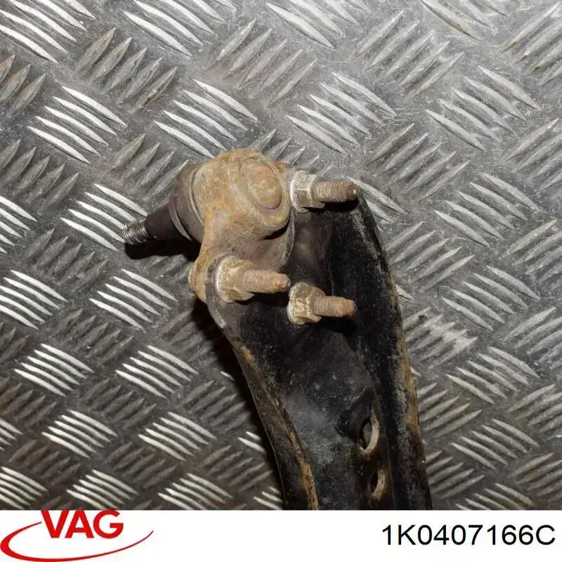 Braço oscilante inferior direito de suspensão dianteira 1K0407166C VAG