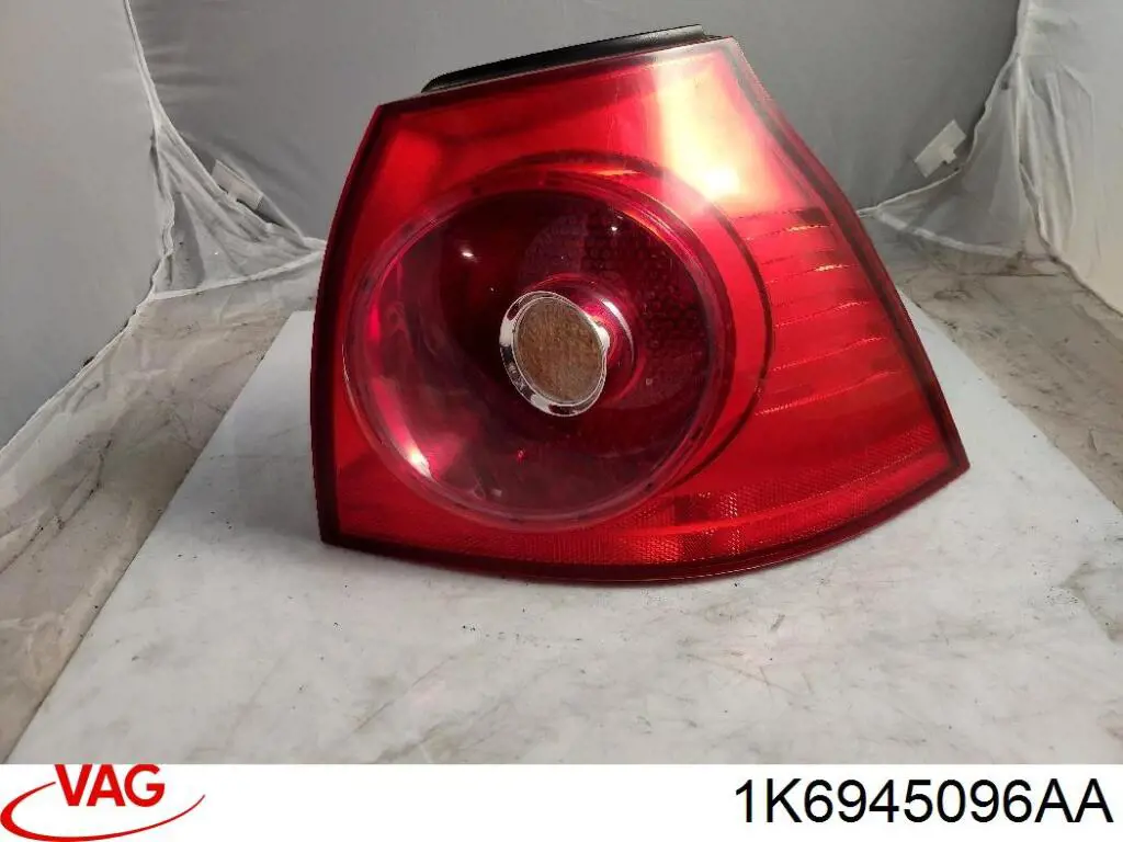 Lanterna traseira direita externa VAG 1K6945096AA preço, a partir de 54,27 USD