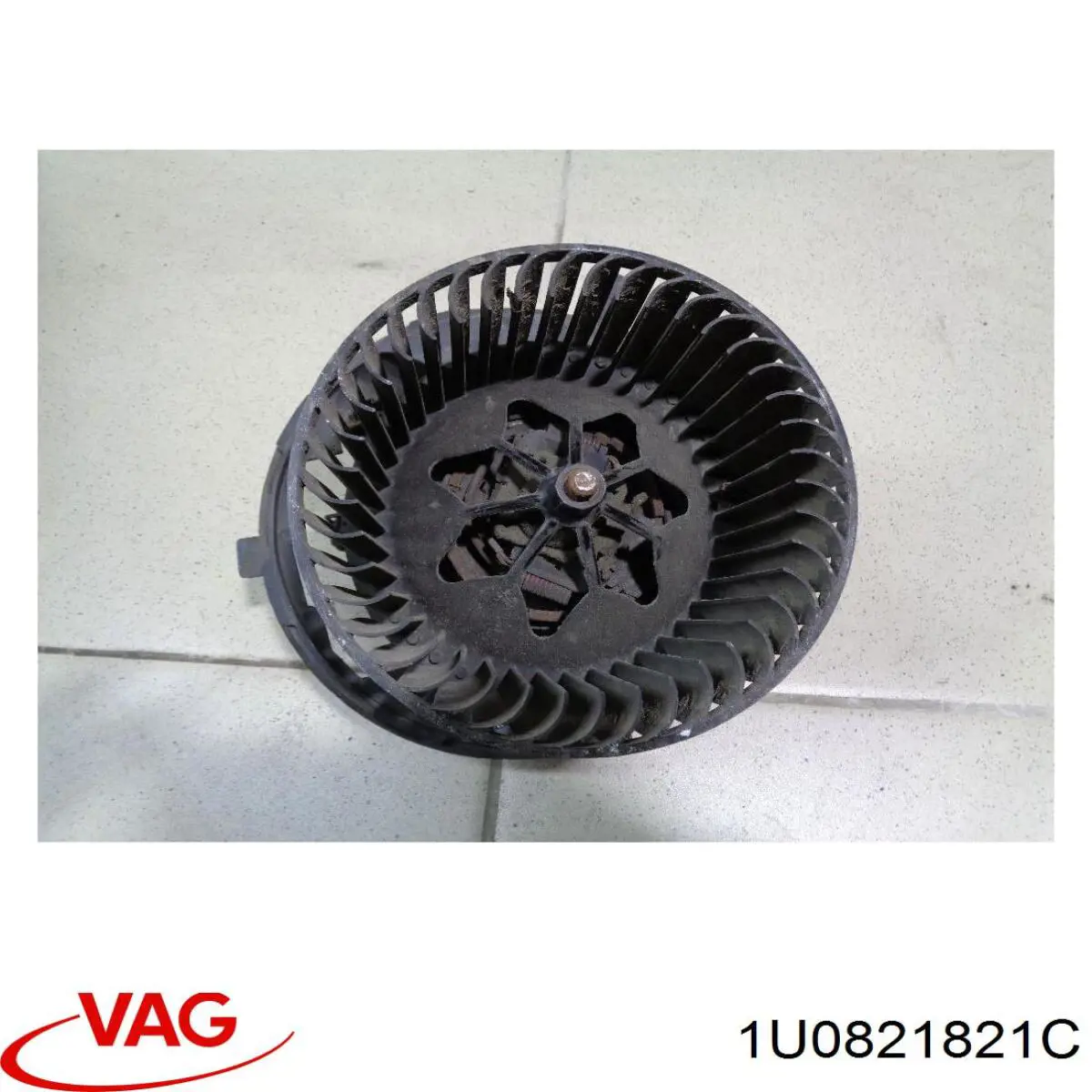 1U0821821C VAG Protetor de lama traseiro esquerdo